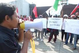 Lowongan terbuka untuk siapapun, anak mudah fresh graduate sampai orang dewasa. Rekan Dirumahkan Buruh Demak Gelar Unjuk Rasa