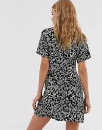 Every fashionable dress has a best friend. Pull Bear Geblumtes Kleid Mit V Ausschnitt In Schwarz Asos