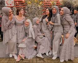 Bagi perkembangan dunia fashion, desain baju merupakan salah satu modal utama untuk menghasilkan karya yang diminati bila anda memiliki minat dan bakat dalam membuat desain baju. 65 Foto Baju Bridesmaid Design Paling Unik Modelbaju Id