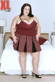 Hot Monique - Fine Curves & Chubby Fun