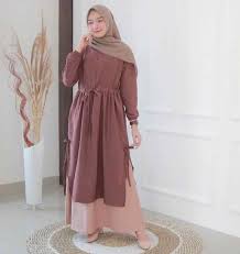 Tunik ini bisa dipasangkan dengan bawahan celana leaging hitam panjang dan jilbab hitam polos. Style Tunik Hijab Kekinian Inspirasi Tren Fashion Wanita Muslim