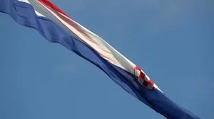 Se kaikki alkoi potkusta ja siinä oli ainoastaan kyse potkusta. Kroatian Lippu Heiluu Tuulessa Kolmivarinen Lippu Keskella Vaakuna Kroatian Video C Clipfy 403425636
