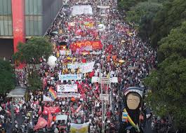 Pancadas de chuva atrapalharam os preparativos para o ato na avenida paulista. Chcyy17in 4aom