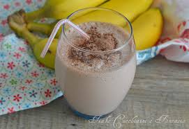 Amati dai grandi e dai piccini, spesso possono sostituire il pasto, quando non si ha voglia di accendere i fornelli e la voglia di assaporare qualcosa di veloce ma di altrettanto goloso. Frullato Di Banane E Cacao Ricetta Facile