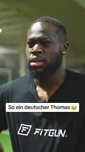 Deutscher Thomas und seine witzigen Fragen