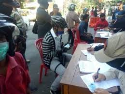 Saat ini mereka hanya mampu memproduksi 300.000 masker per hari. Razia Masker Di Jombang Ratusan Orang Terjaring Beritajatim Com