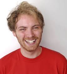 Happy birthday Jonny Buckland! 🎸 Il guitar hero dei Coldplay compie oggi  48 anni. Tanti auguri Jonny Boy! 🥳🫶🏻