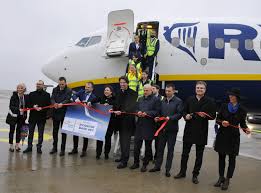 Bagajul mic de mână trebuie să aibă dimensiuni de până la 42 x 20 x 30 cm. Noua PoliticÄ De Bagaje De ManÄ Ryanair ExplicatÄ De La 1 Noiembrie Doar Un Bagaj Mic Gratuit