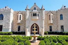 18 000 Square Foot Modern Day Castle A Mile South Of The O Hare Oasis On The Tri State Tollway Castle Pictures Dream Mansion Castle
