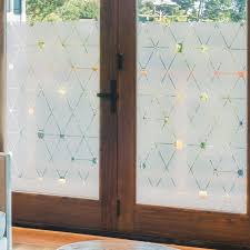 Decoratif Et Occultant Le Sticker Pour Vitre Au Motif Jacquard Moderne Est Tres Tendance Avec Ses Frosted Glass Design Glass Etching Designs Frosted Glass Door