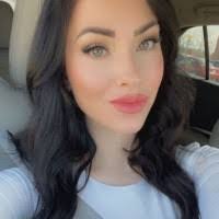 Amanda Hennig's Instagram, Twitter & Facebook