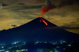 Gunung semeru merupakan salah satu fenomena alam terindah di indonesia. Gunung Semeru Luncurkan Lava Pijar 1 000 Meter