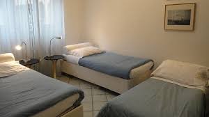 3 beds in one bedroom. How To Arrange A Bedroom With 3 Beds 5 Guides Using The Right Beds And Decor Home Improvement Day