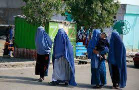 Elles font partie des premières cibles de la doctrine des talibans paniqués en colère, cette réalisatrice de films est prise à partie. Afghanistan Les Femmes A Nouveau Sous Contrainte Dans Les Zones Reprises Par Les Talibans