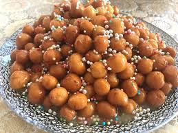 Friggere gli struffoli napoletani in abbondante olio bollente, il una pentola ampia e molto alta. Struffoli Napoletani La Vera Ricetta Di Un Dolce Di Natale