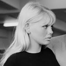 Ekland ist mit drei jüngeren brüdern aufgewachsen und hat gesagt, dass sie einen großteil ihrer kindheit übergewichtig war: 790 Britt Ekland Ideas In 2021 Britt Ekland Britt Swedish Actresses