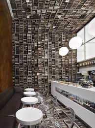 Esta Cafeteria En New York Fue Disenada Para Que Pareciera Una Libreria Puesta De Cabeza Cafe Interior Design Coffee Shop Interior Design Coffee Cafe Interior