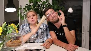 Στις σχέσεις όμως έχει αδυναμία. Etoimazontai Gia To Prwino Toy Mega
