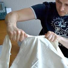 Fotomontage eines mädchens als mumie für halloween. Mumien Kostum Einfach Selbstgemacht Jetzt Basteln