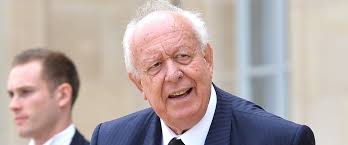 Maire (lr) de marseille depuis un quart de siècle, il met lundi en débat au conseil municipal un rapport au vitriol de la chambre régionale des comptes sur sa gestion de la deuxième ville de france. Le Maire De Marseille Jean Claude Gaudin Se Confie Sur Son Age Et Son Amour