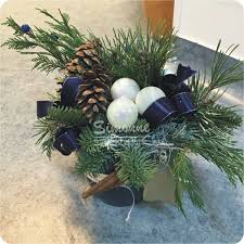 5.5 x 5.5 x 8 cm, o papusa poly, conuri de brad, trandafir cedru. Aranjament Craciun Cu Brad Si Scortisoara