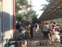 Hai trường hợp chung phòng người này cũng được đưa đi cách ly, lấy mẫu xét nghiệm. Nghi Nháº£y Láº§u Chung CÆ° Ehome 4 NgÆ°á»i Ä'an Ong Náº±m Cháº¿t DÆ°á»i Gá»'c Cay