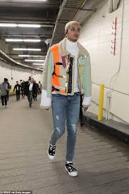 Before the game, forward kyle kuzma was wearing a very fashionable outfit, and leaguefits posted a photo of the outfit on his way into the arena in phoenix on sunday afternoon. Vanessa Hudgens Attends La Lakers Game To Support Kyle Kuzma One Day After They Were Spotted On Date Daily Mail Online
