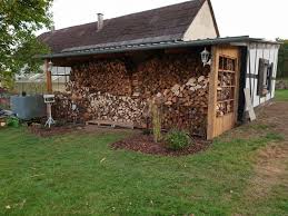 Holzunterstand Mit Alten Metallfenstern Metallfenster Holzunterstand Unterstand