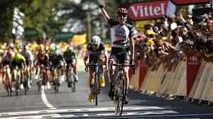 Die organisatoren der tour de france gehen juristisch gegen die zuschauerin vor, die am samstag auf der ersten etappe einen massensturz verursacht hat. Tour De France Feuer Fotos Radsport Bild De