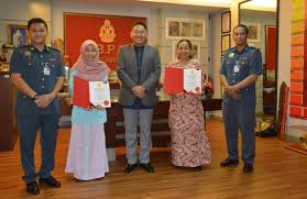 Portal informasi kaunseling kerjaya, pengalaman lebih 16 tahun. Majlis Ringkas Apresiasi Dan Perpisahan Kepada Cik Umi Syamira Dan Cik Tifany Timas Pelajar Ijazah Sarjana Muda Kaunseling Dengan Kepujian Unimas Yang Telah Menamatkan Latihan Industri Di Bahagian Operasi Kebombaan Dan Penyelamat