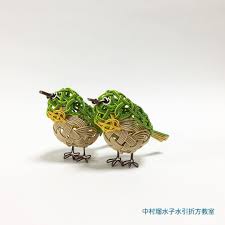 水引 メジロ 動物を作る時は目を作らない主義なのですが メジロは仕方ないかなぁ 子供の頃メジロを飼っていました 違法ではなかった時代です ふと懐かしさから作ってみました やっぱり鳥を作るのが好き 水引 水引教室 水引細工 mizuhiki 水引