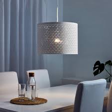 Les imprimés géométriques et floraux font fureur dans le monde de la décoration en ce moment, et les options sont incroyablement diversifiées. Nymo Abat Jour Blanc Couleur Laiton 44 Cm Ikea