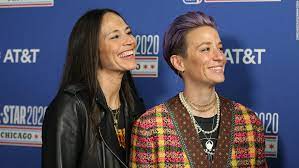 During an interview before the opening ceremony of the tokyo olympics, soccer star megan rapinoe opened up about the moment her fiancée, basketball star sue bird, found out she would be the flag. 2021 Sue Bird Postet Ein Foto Mit Megan Rapinoe Auf Einem Knie Und Prasentiert Ihr Einen Ring Gettotext Com