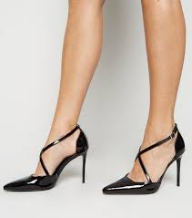 Chaussures d'été dominatrice, une collection fabuleuse en vente en exclusivité dans la boutique. Escarpins Pointus Noirs Vernis A Talons Aiguilles Et A Brides Croisees New Look