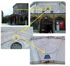 Sunnah dalam memperlakukan batu tersebut adalah dengan menciumnya. Tetes Air Rahasia Misteri Hajar Aswad 3