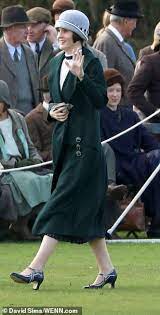 Downton Abbey The Movie Elizabeth And Hugh Seen For First Time Downton Abbey Movie Downton Abbey Downton Abbey Fashion