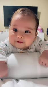 Venta de fotos y videos de mi bebé con bigote