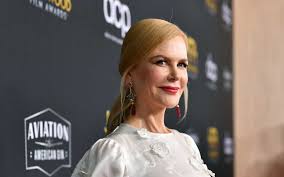 Nicole kidman az amazon egy új sorozatában játszik a hatalmas kis hazugságok című sorozat sztárja, nicole kidman leszerződött az amazon egy új sorozatához, amely egy áprilisban megjelenő regényből készül. Nicole Kidman Rovid Voros Frizuraval Pozolt Az Instagramon Rajongoi Remelik Csak Paroka Vilagsztar Femina