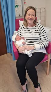 The National Maternity Hospital على X: "Lynn McDevitt and her son Harry,  Irelands newest arrival at NMH at 12.03 weighing 3.745kg supported by her  sister Ciara. #HappyNewYear2023 #newbaby @Marybrosnan13 @helpinghollesst  https://t.co/i7GJOIuP4D" /