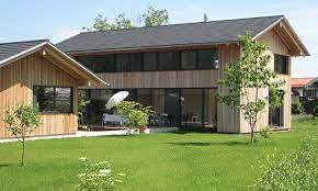 Muss nicht schoen aussehen will nur kein schimmel, faeule ich wette, dass die variante holzfassade bestimmt faktor 3 teurer ist, als die. Einfamilienhaus Preisgekronte Holzfassade Das Haus