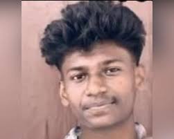 ഓടിക്കൊണ്ടിരുന്ന ഓട്ടോറിക്ഷയില്‍ നിന്നും പുക ഉയര്‍ന്നു. ഓട്ടോറിക്ഷ  റോഡരികില്‍ നിര്‍ത്തി പരിശോധന നടത്തുന്നതിനിടെ കാര്‍ വന്നിടിച്ചു ...