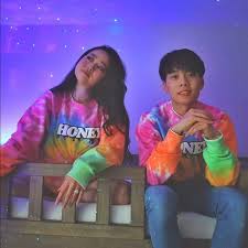 Hi guys, so i suddenly remembered the video where she talked about how she and her fiance met while drinking wine and eating thanksgiving food and she looked rlllyyy pretty. Stephanie Soo