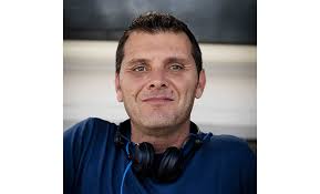 Verónica Aparicio dibuja los estampados de su colección en colores vivos  verdes y rojos