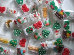 Oltre a quelle tradizionali, puoi creare delle varianti colorate e aromatizzate per rendere le feste più divertenti. Zollette Decorate Natalizie
