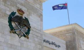 قضت محكمة أمن الدولة الأردنية، اليوم الأربعاء، بإعدام 5 مدانين في قضية الاعتداء الوحشي على فتى قبل عدة أشهر، وعرفت إعلاميا باسم فتى وذكرت وكالة الأنباء الأردنية بترا، أن محكمة أمن الدَّولة تحكم بالإعدام شنقا حتى الموت على 5 من مرتكبي جريمة فتى الزرقاء. Ø§Ù„Ù‚Ø¶Ø§Ø¡ Ø§Ù„Ø£Ø±Ø¯Ù†ÙŠ ÙŠØ­Ø¸Ø± Ø§Ù„Ù†Ø´Ø± ÙÙŠ Ù‚Ø¶ÙŠØ© ÙØªÙ‰ Ø§Ù„Ø²Ø±Ù‚Ø§Ø¡ Ø§Ù„Ù‚Ø¯Ø³ Ø§Ù„Ø¹Ø±Ø¨ÙŠ