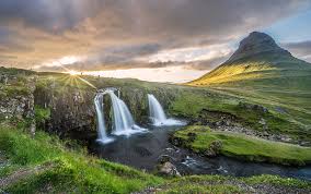 Gambar pemandangan alam pedesaan, desa dengan pemandangan perbukitan, padang rumput, pepohonan, sawah terasiring dan rumah petani. 16 Gambar Pemandangan Alam Bebas Gambar Pemandangan Keren