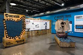 Была основана в 2007 году джеймсом уоттом и мартином дики. Brewdog Eroffnet Erstes Craft Beer Hotel Falstaff