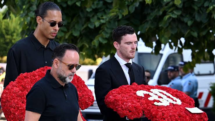 Andy Robertson pays touching tribute to Diogo Jota outside Anfield after  returning to training with Liverpool | Goal.com