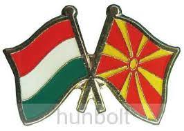 A ma használatos nemzeti lobogó a sárga napot ábrázolja, amely a hajnali égbolton kel fel. Vasarlas Kituzo Paros Zaszlo Magyar Eszak Macedon Jelveny 26x15 Mm Kituzo Arak Osszehasonlitasa Kituzo Paros Zaszlo Magyar Eszak Macedon Jelveny 26 X 15 Mm Boltok