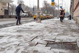 Собянинскую плитку иначе как геноцидом москвичей и не назвать. Pochemu V Moskve Razvalivaetsya Plitka Neudobnaya Pravda Varlamov Ru Livejournal